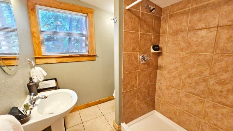 Cottage Studio with hot tub image 3