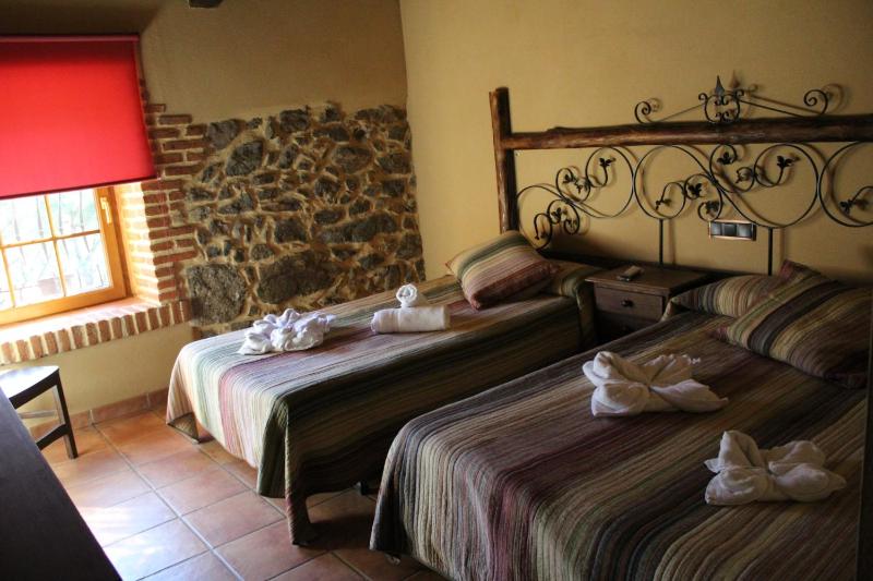 Twin Room image 3