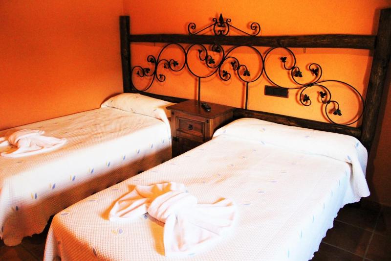Twin Room image 4