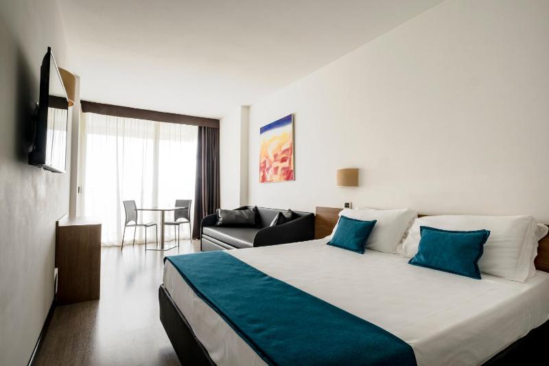 Junior Suite with Balcony image 1