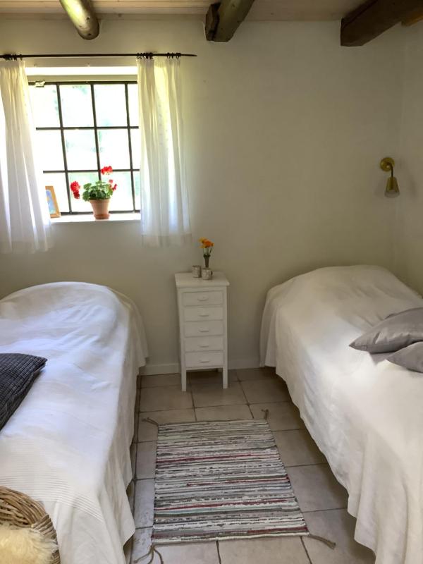Twin Room with Shared Bathroom image 1