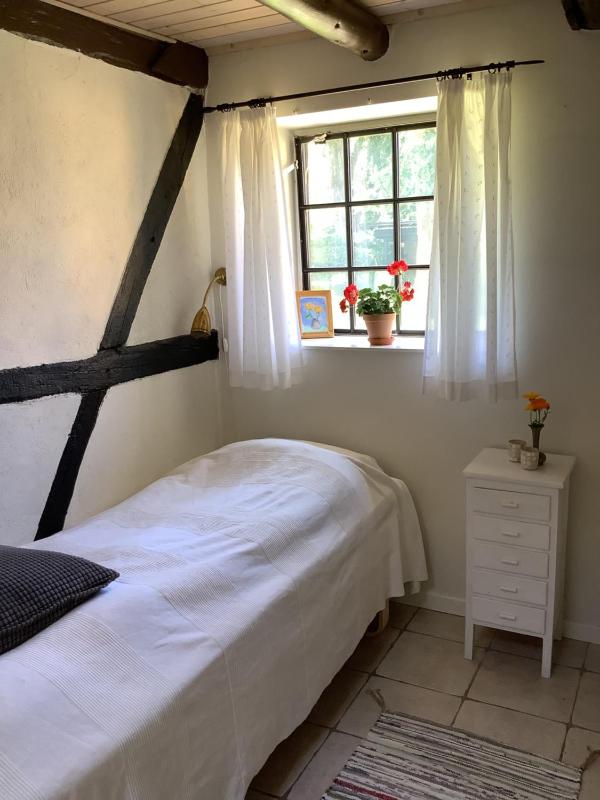 Twin Room with Shared Bathroom image 4