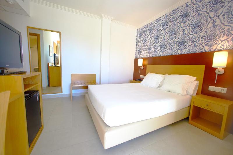 Double Room with Sea View image 3