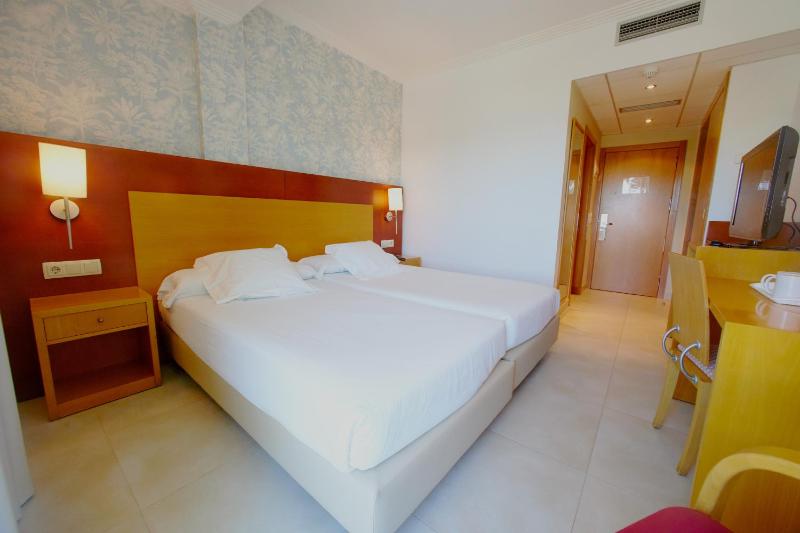 Double Room with Sea View image 2