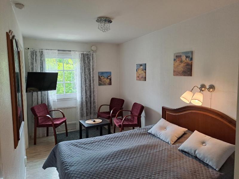 Quadruple Room with Private Bathroom image 3