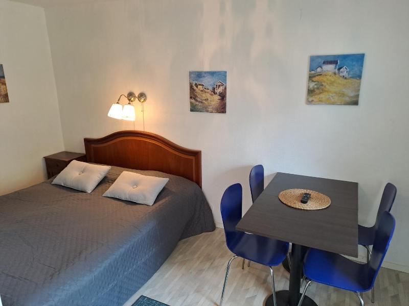 Quadruple Room with Private Bathroom image 2