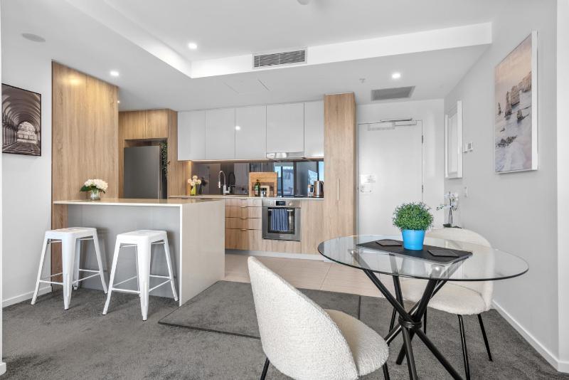 City Living! 1Bed/1Bath/Pool - image 11
