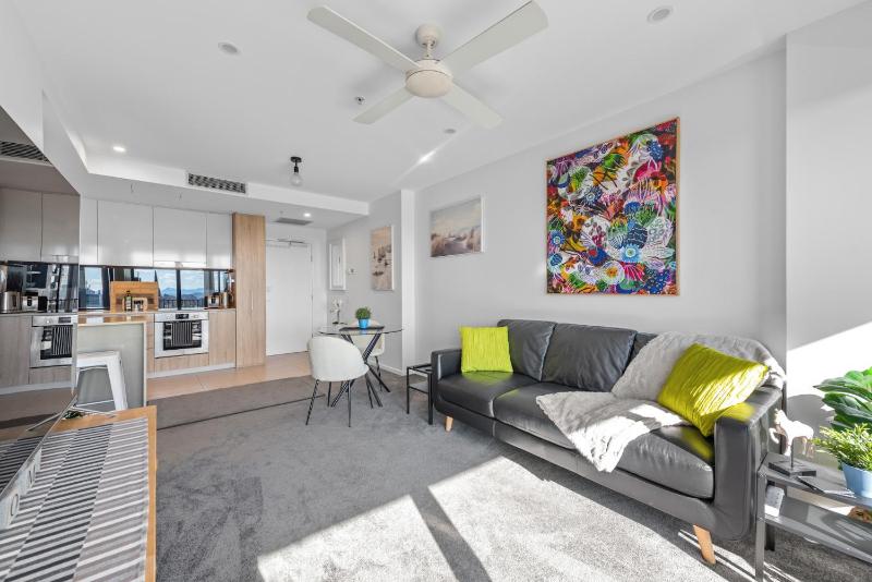 City Living! 1Bed/1Bath/Pool - image 10