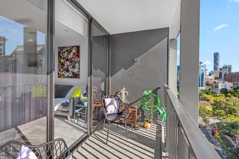 City Living! 1Bed/1Bath/Pool - image 6