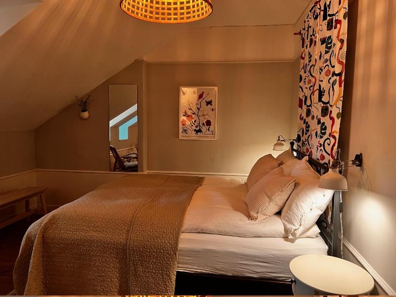 Small Double Room image 3
