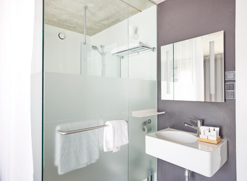 Standard Double Room image 4