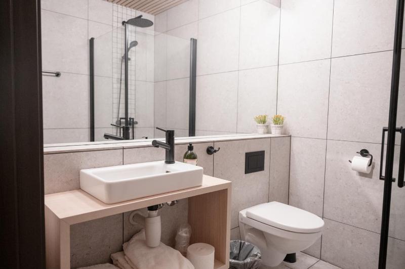 One-Bedroom Premier Apartment image 3