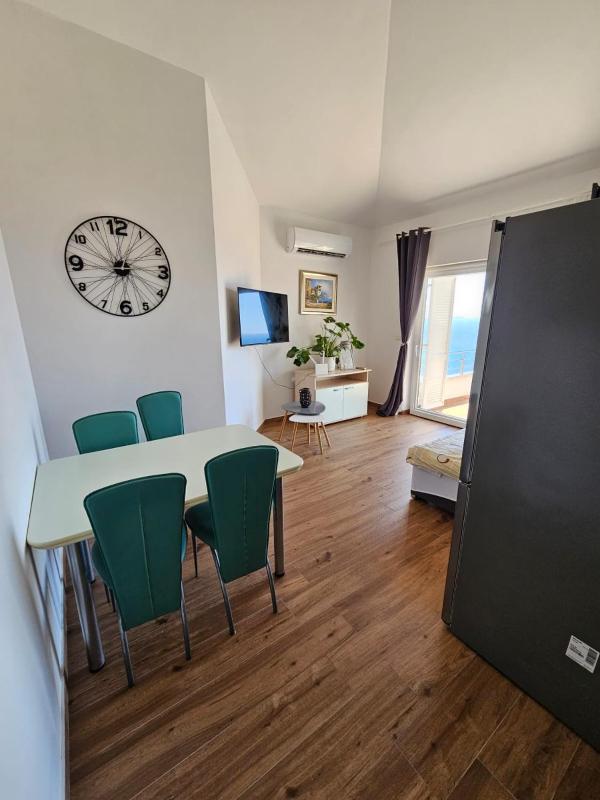 One-Bedroom Apartment with Terrace and Sea View image 1