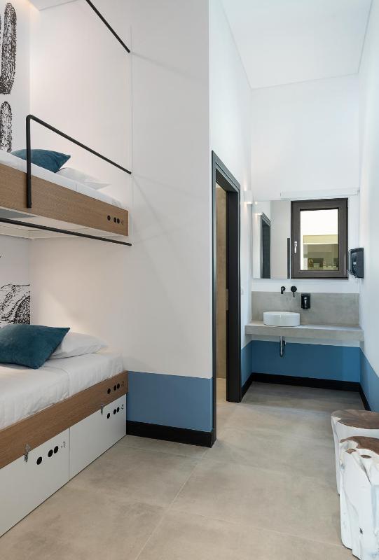Twin Room with Private Bathroom image 1