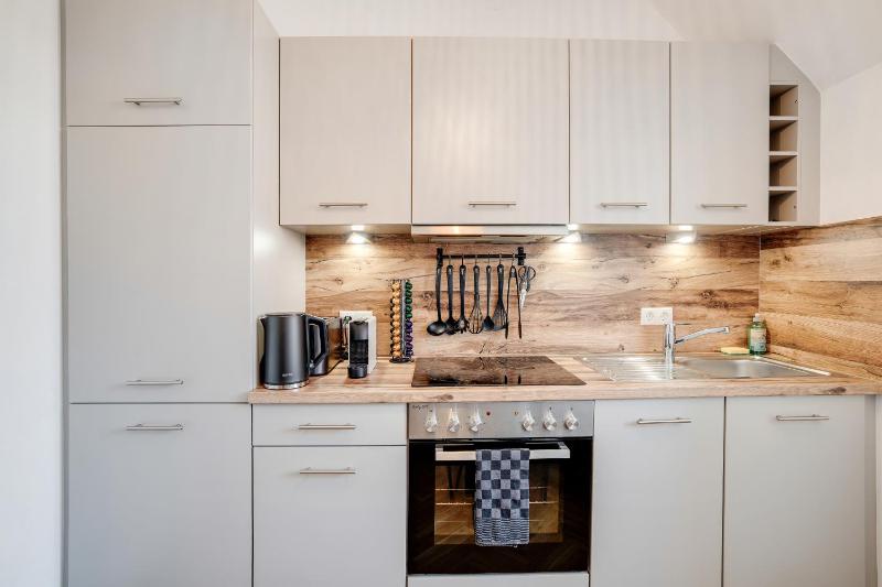 Boho Design Altstadt Studio - AC & Free Parking by HERO HOMES Graz - image 33