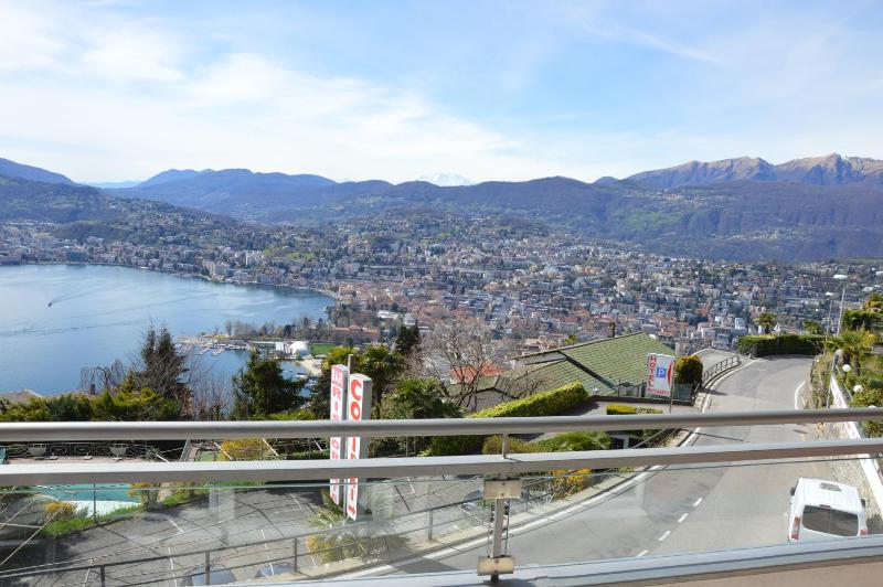 Three-Bedroom Apartment with Lake View image 4
