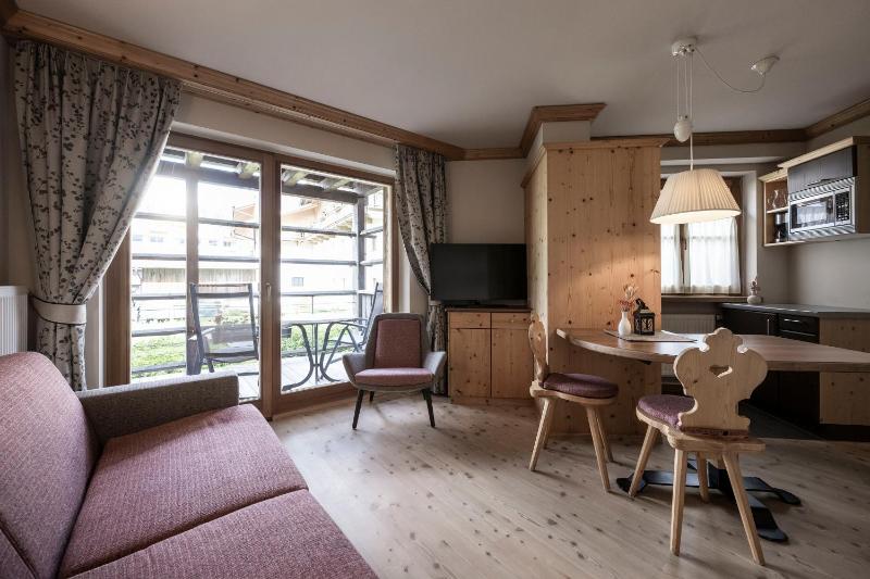 Junior Suite with Balcony image 3