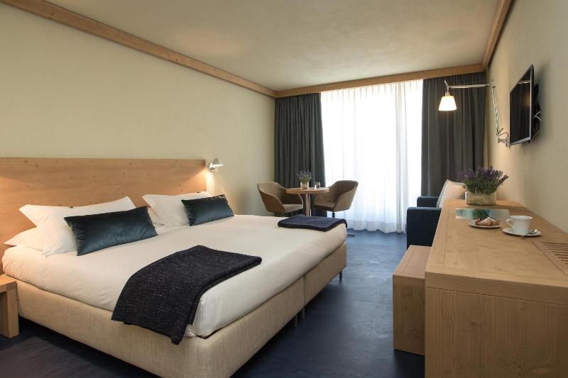 Deluxe Double or Twin Room image 4