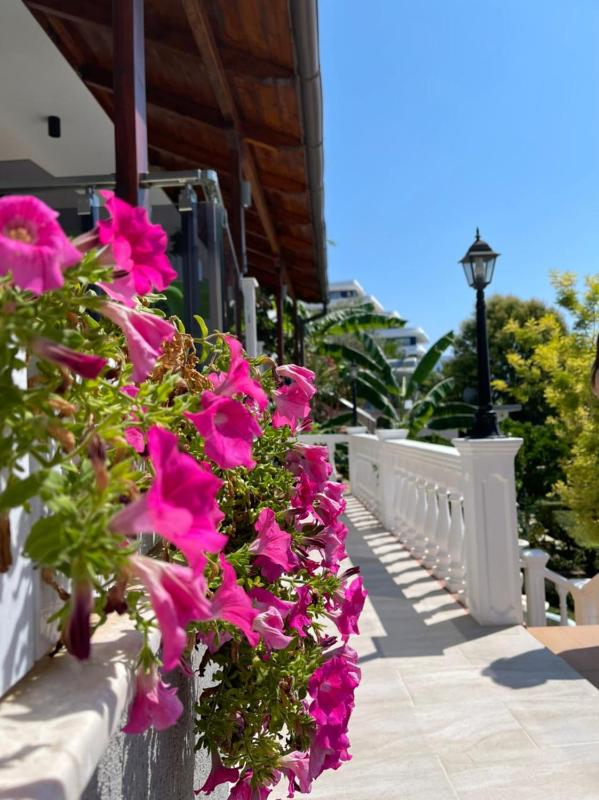 Deluxe Double Room with Balcony and Sea View image 2