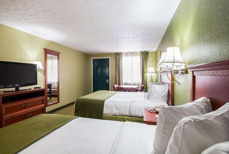 Queen Room with Two Queen Beds - Non-Smoking image 3