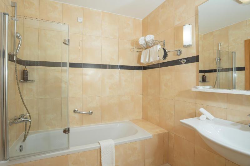 Comfort Double Room with Extra Bed, Side View of the Sea image 3