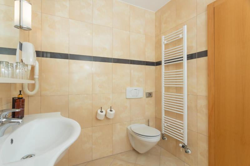Comfort Double Room with Extra Bed, Side View of the Sea image 2