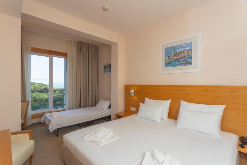 Comfort Double Room with Extra Bed, Side View of the Sea image 4