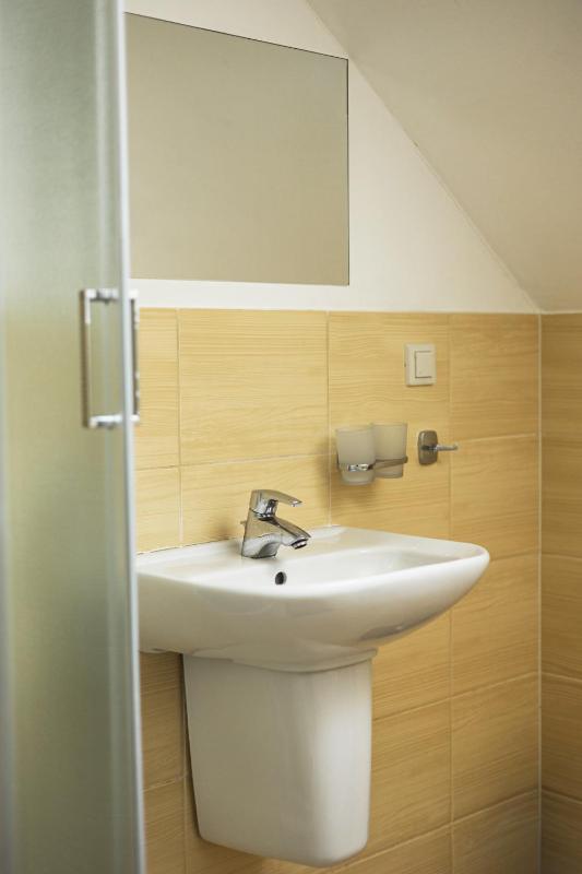 Twin Room image 3