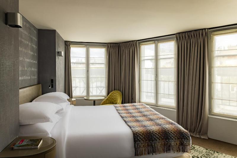 Deluxe Double or Twin Room image 3