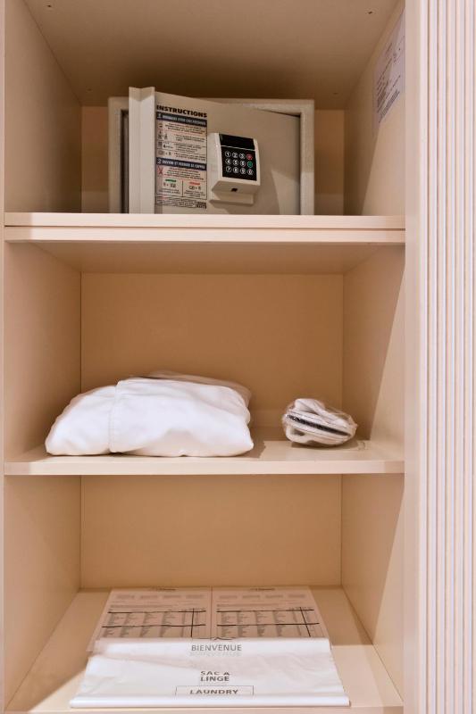 Executive Deluxe image 2