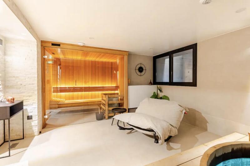 Double Room with 45mn private spa access image 3