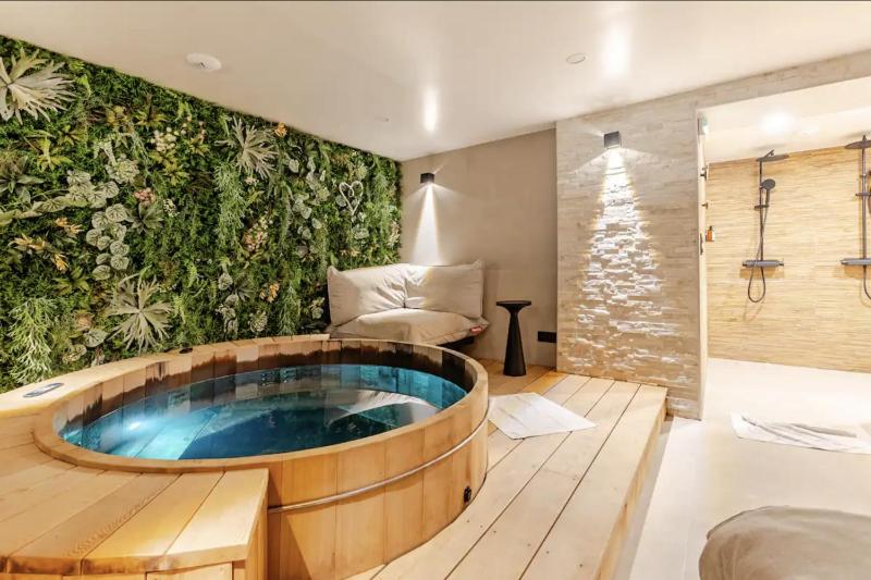 Double Room with 45mn private spa access image 4