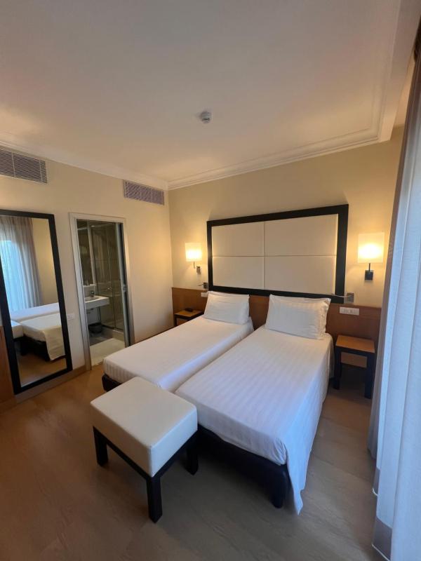 Twin Room image 1