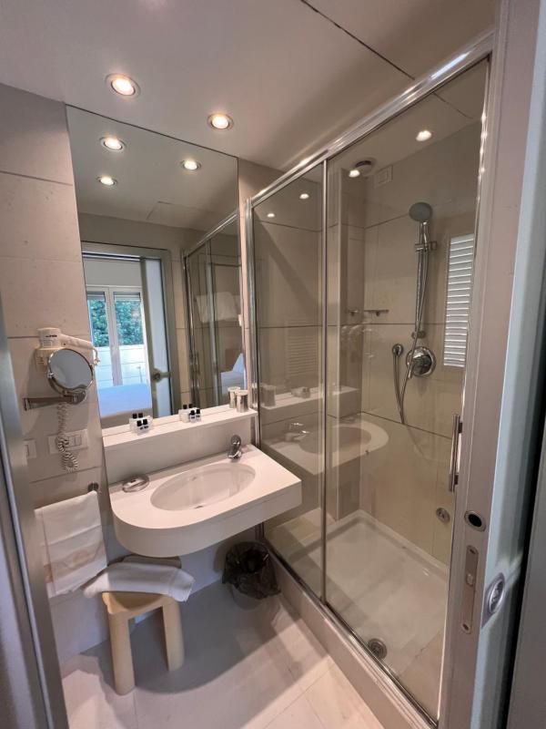 Double Room image 3