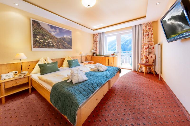 Double Room with Balcony image 3