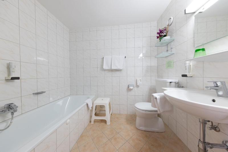 Triple Room with Balcony image 2