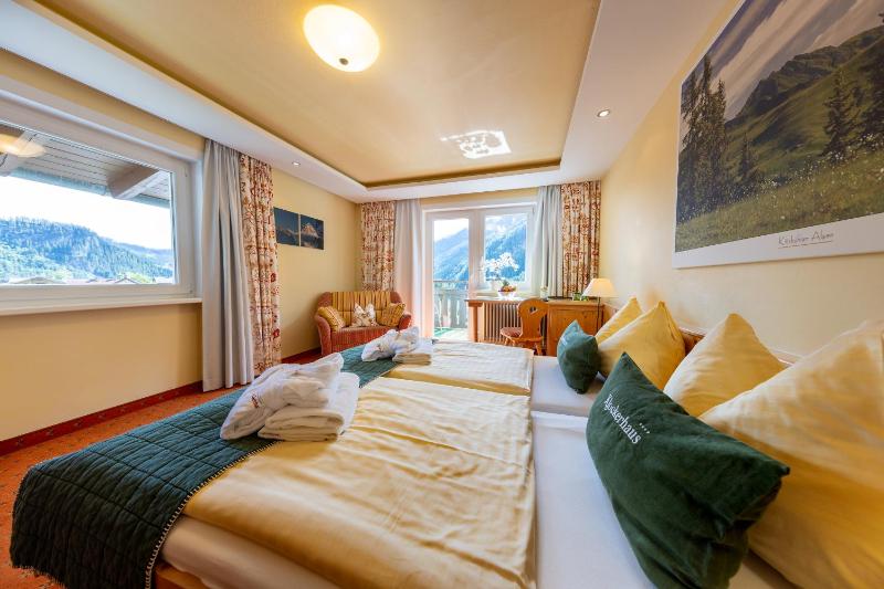 Triple Room with Balcony image 3