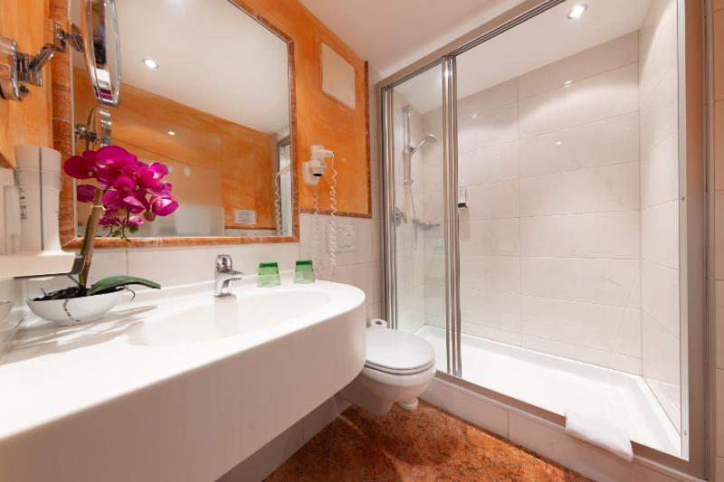 Family Suite with Balcony image 2