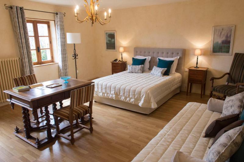 Superior Triple Room image 1