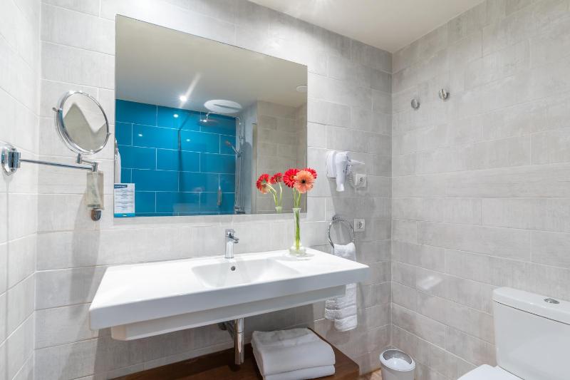 One-Bedroom Apartment Comfort image 3