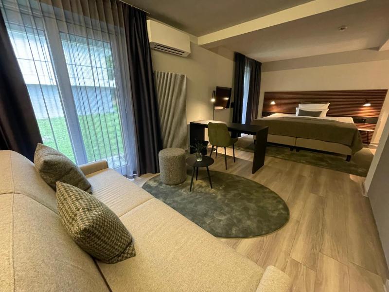 Deluxe Double Room image 4
