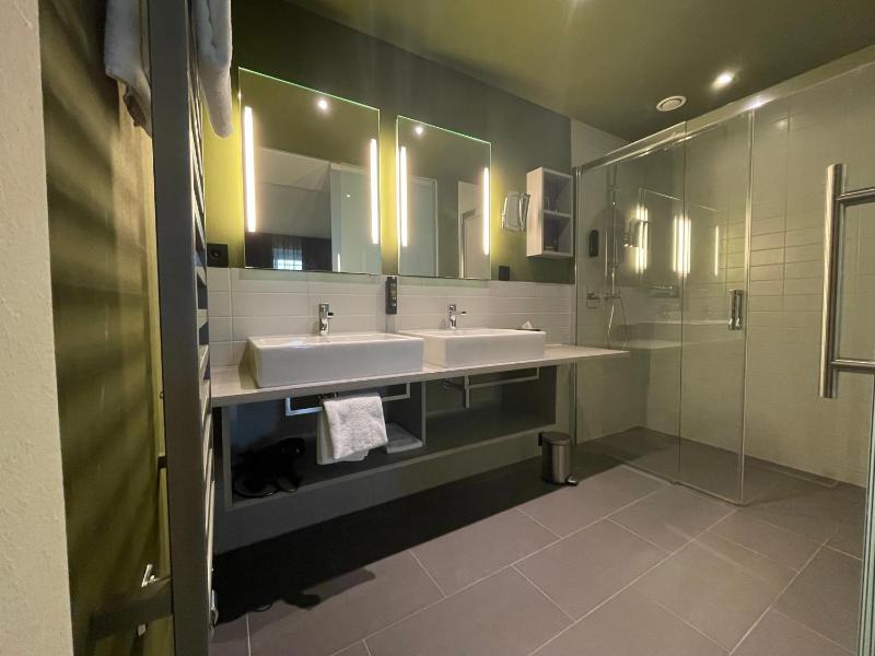 Deluxe Double Room image 3