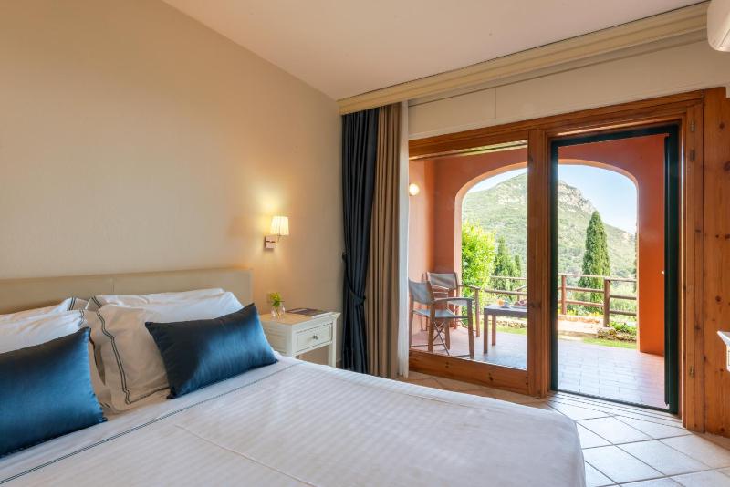 Double Room with Balcony image 2