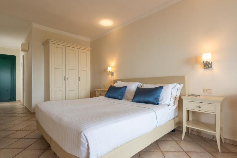 Deluxe Double Room with Sea View image 4