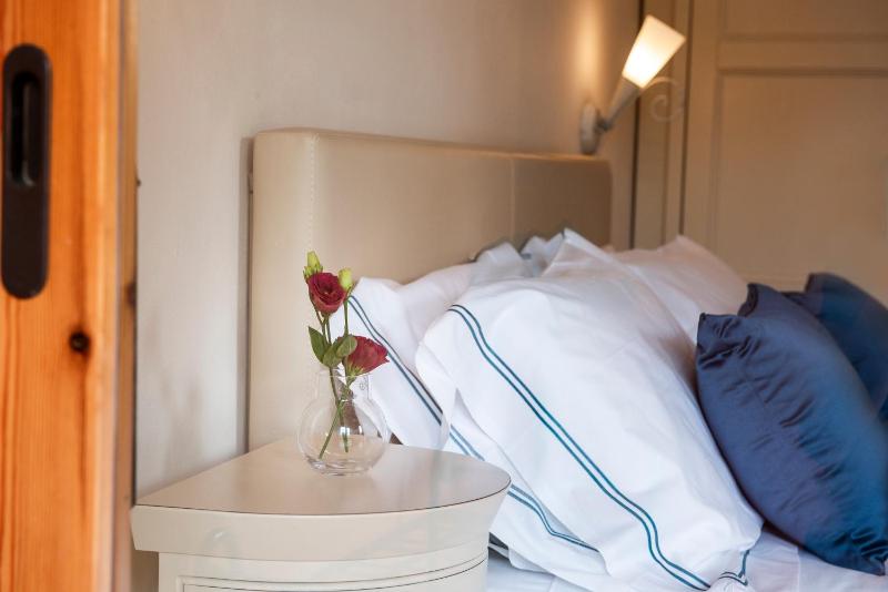 Classic Double Room image 2