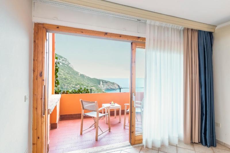 Deluxe Double Room with Sea View image 3