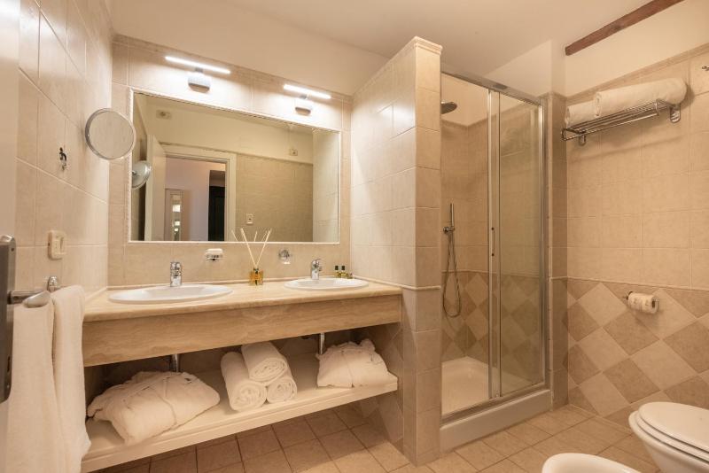 Deluxe Double Room with Balcony and Sea View	 image 2