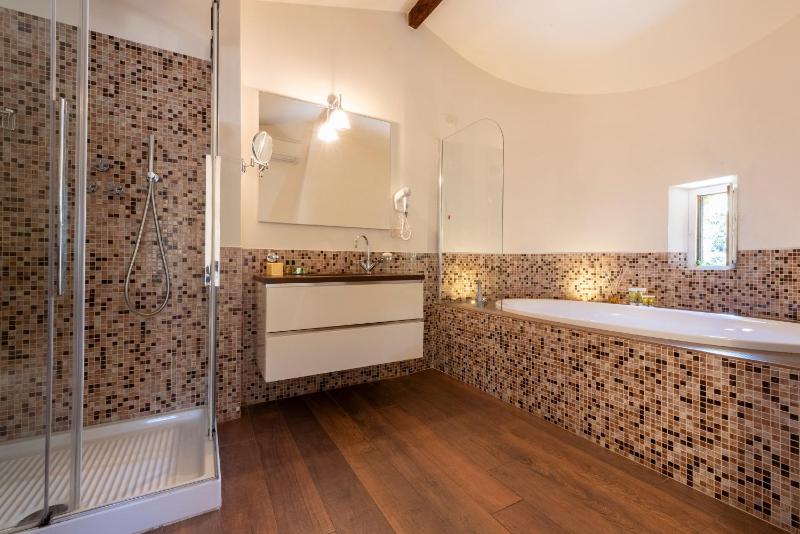 Luxury Suite image 2
