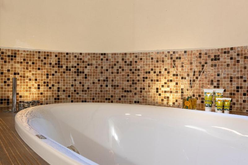 Luxury Suite image 4
