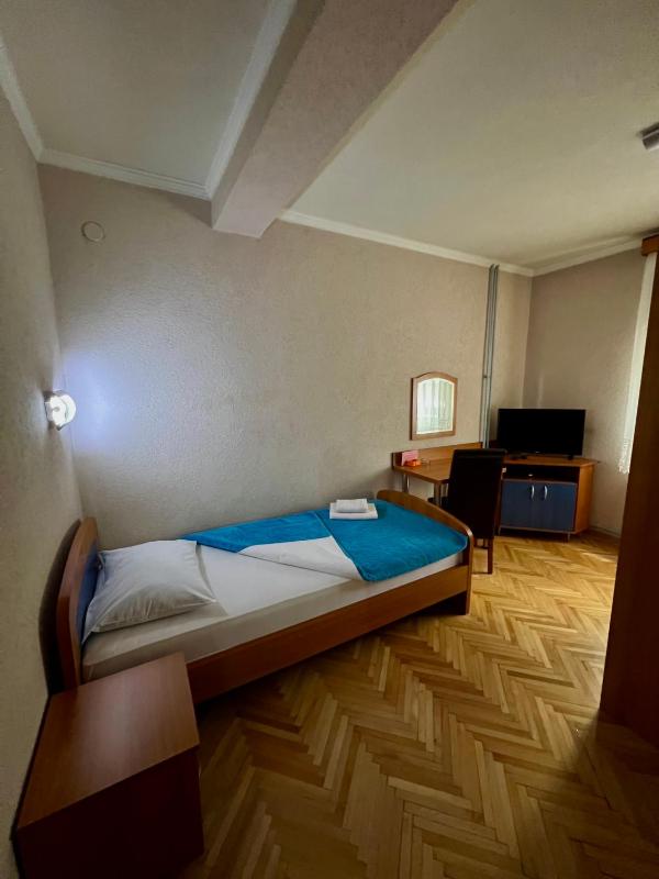 Single Room with Mountain View image 4